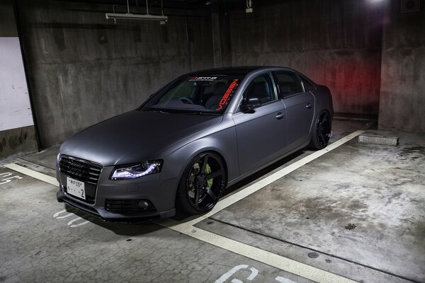 Gris afinado Audi RS4 en el estacionamiento