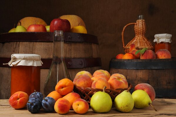 Impresionante naturaleza muerta con fruta madura