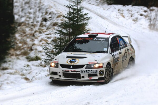 Gara invernale sport bianco Car Lancer