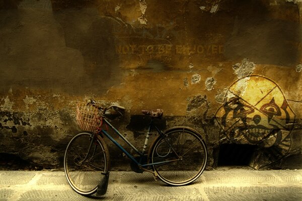 Bicicleta con una cesta en la pared de fondo y un patrón de payaso de miedo