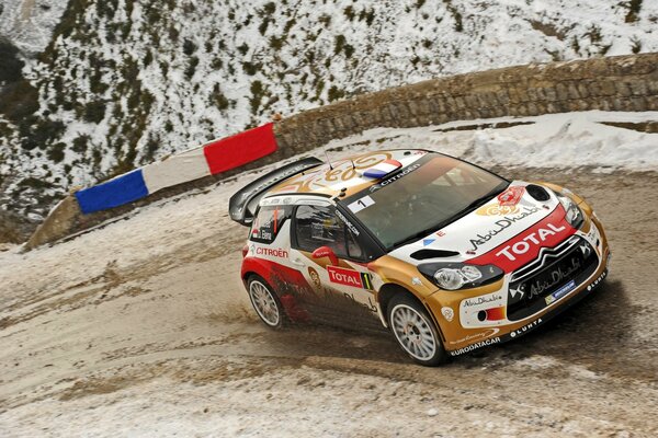 Citroen overcoming dirt on the highway