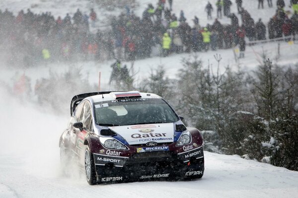 Une Ford fiesta se précipite sur un rallye en chute de neige