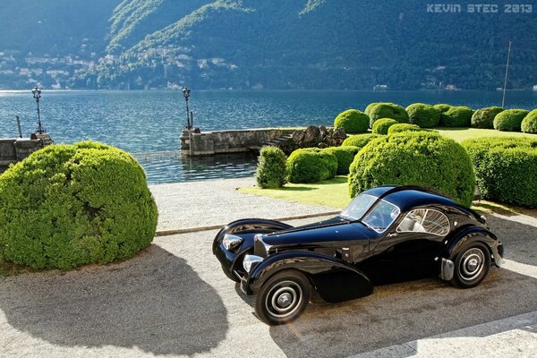 Bugatti 57SC Atlantic 1938 cerca del lago de como en Italia