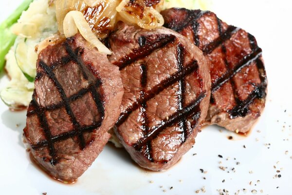 Viande grillée et assaisonnée d oignons