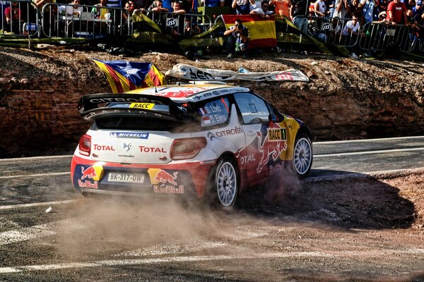 Citroën en el Rally pegado completamente