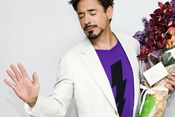 Aktor Robert Downey Jr. z bukietem kwiatów