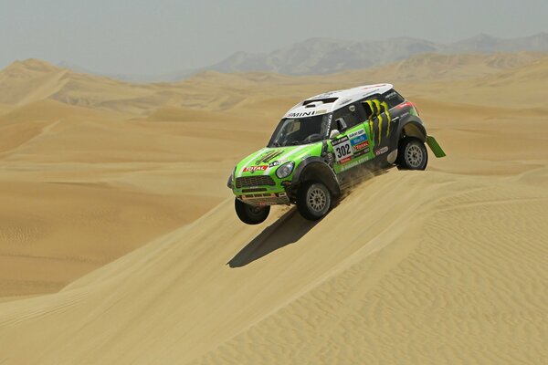 Mini Cooper vert dans le désert