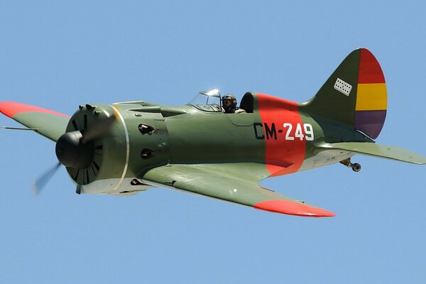 Avión Polikarpov i-16 en el cielo