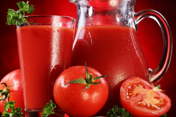 Jugo de tomate rojo en vaso y jarra