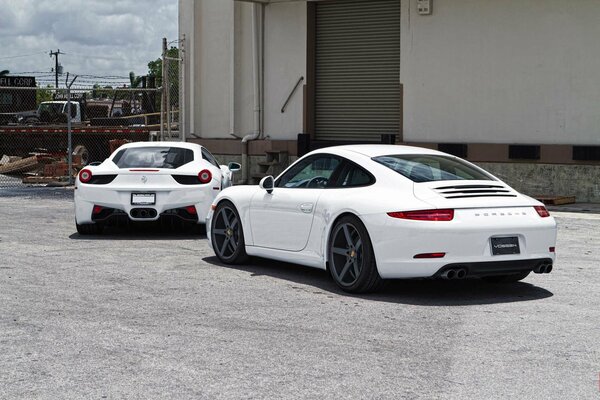 Porsche weiß, Ferrari Foto in der Nähe von Italiens Garage