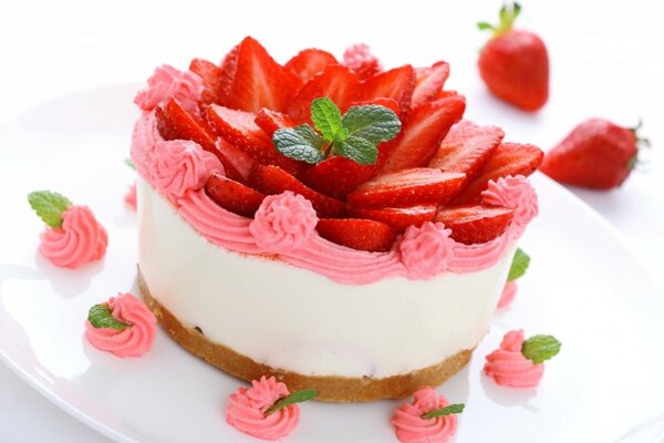 Torta di compleanno con decorazioni alla fragola