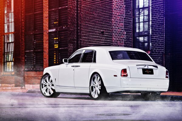 Auto Rolls Royce Phantom per strada vista posteriore