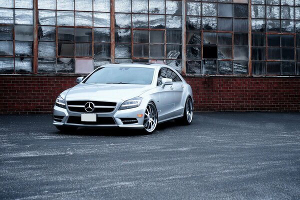 Das elegante Auto mercedes benz cls