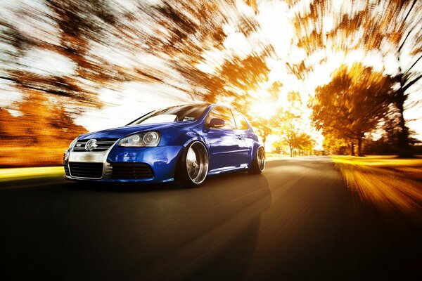 Volkswagen golf bleu en mouvement