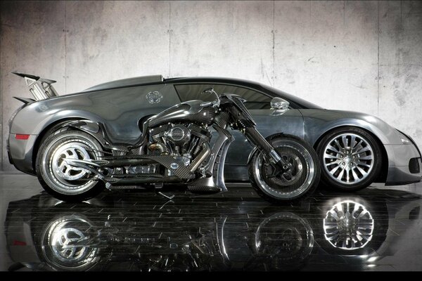 Motobike et voiture Bugatti en gris