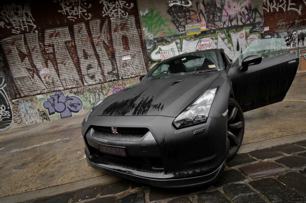 Nissan gtr czarny z otwartymi drzwiami