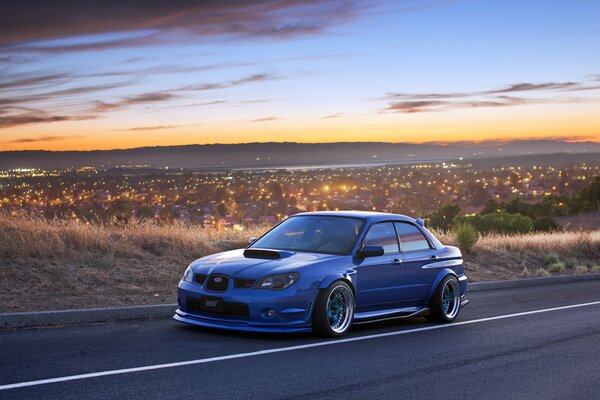 Azul Subaru Impreza con un hermoso ajuste en el fondo del cielo Verne