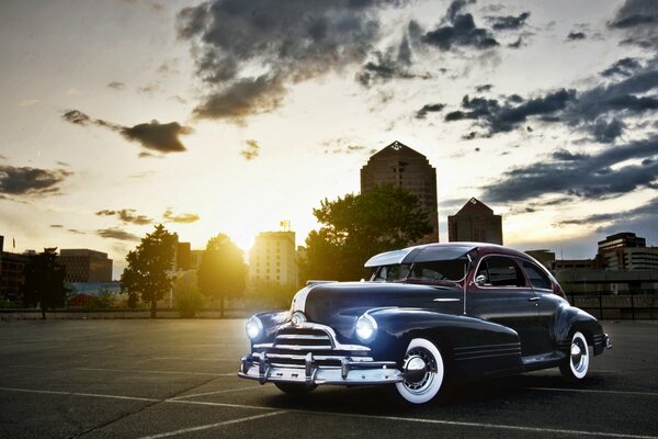 Schwarzer Pontiac bei schönem Sonnenuntergang