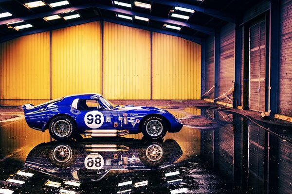 Spiegelboden, in dem die daytona Cobra reflektiert wird