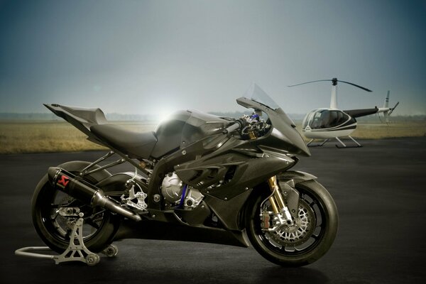 Superbike BMW serii ES 1000 PO z helikopterem