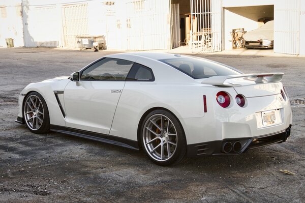 Voiture de sport Nissan au garage