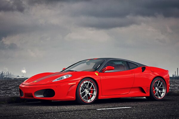 Schicker roter Ferrari im Hintergrund der Fabrik