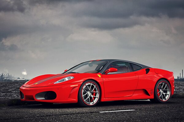 Elegante ferrari rojo en el fondo de la fábrica