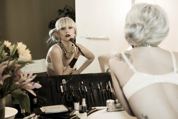 Lady Gaga pone la belleza frente al espejo