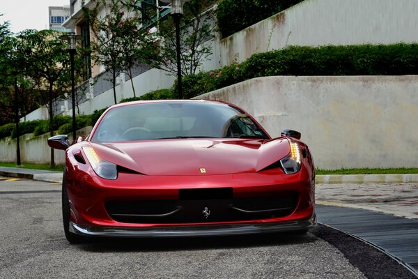 Ferrari 458 italia rossa sulla strada