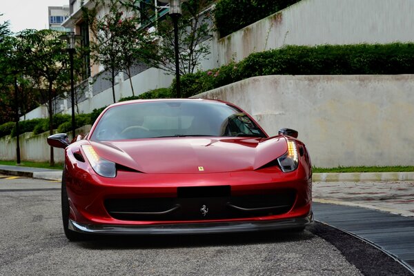 Czerwone ferrari 458 italia na drodze