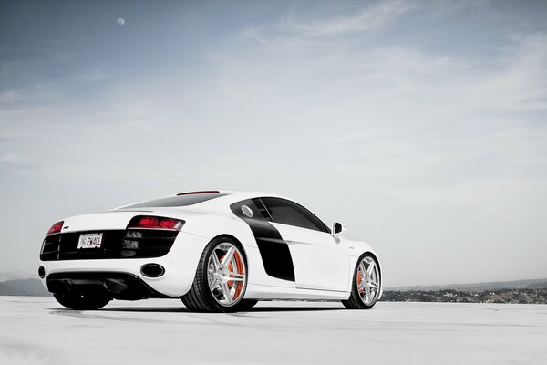 Audi R8 en medio de un cielo nublado