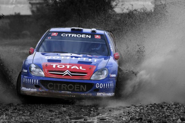 Citroen-Auto nimmt an der Rallye teil