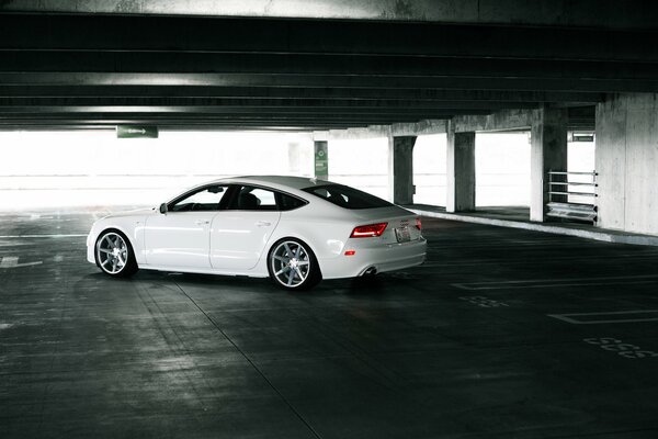 Weißer Audi a7 mit Tuning auf dem Parkplatz