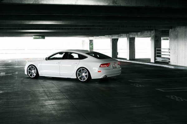 Blanc Audi a7 avec tuning dans le parking