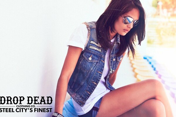 Mujer con gafas de drop dead