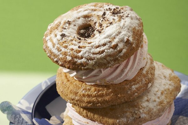 Dessert aus Puddingkeksen mit Puderzucker bestreut