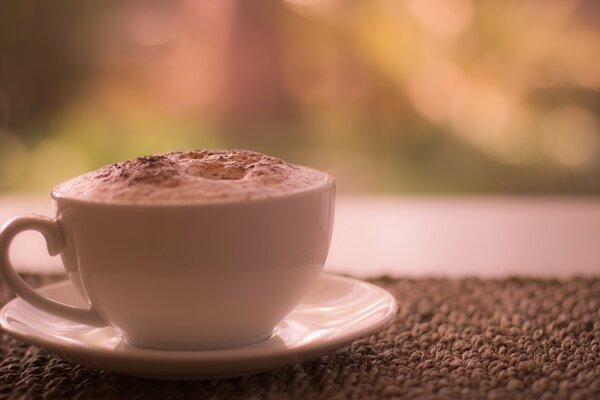 Eine Tasse Kaffee bei Sonnenuntergang. Fotos im Café