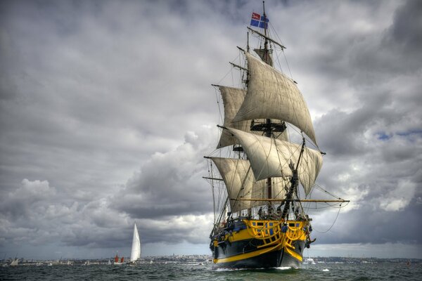 Schönes Segelboot im Schwarzen Meer