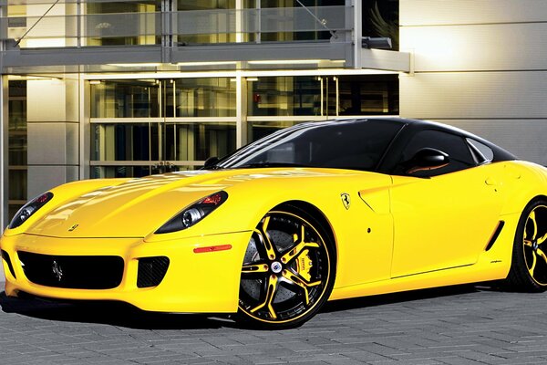 Ferrari asanti amarillo cerca del edificio