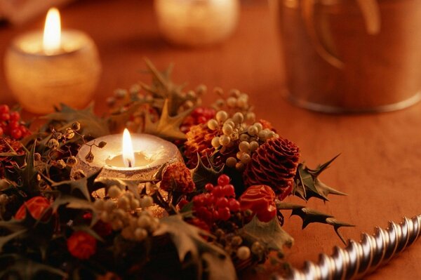 Bougies chaudes pour Noël sur la table