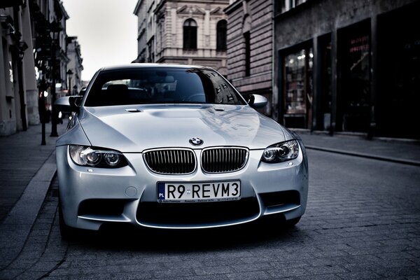 BMW M3 plateado en el entorno urbano de Polonia