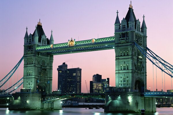 Puente de la tarde en la capital de Inglaterra. Ciudad De Londres