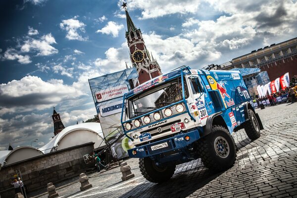 KAMAZ en el fondo del Kremlin de Moscú