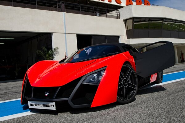 Auto di colore rosso-nero sullo sfondo della strada