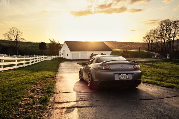 Gris mazda rx -8 sur la route à la maison