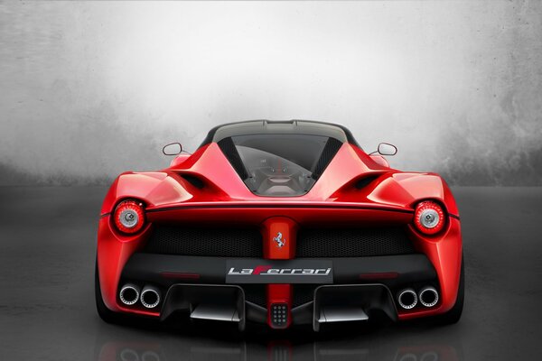 Roter Supersportwagen Ferrari auf grauem Hintergrund