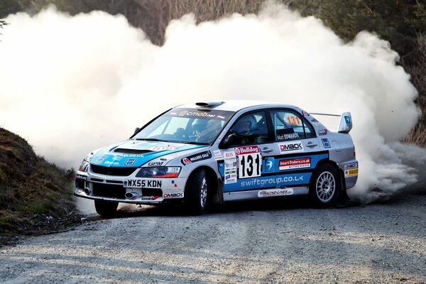 Voiture de course de dérapage avec de la fumée à l arrière