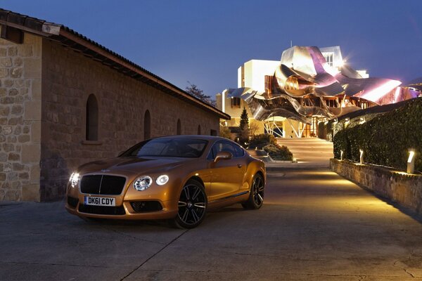 Bentley de bronce, al anochecer con un cielo azul