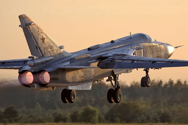 Bombardiere Su-24M decollo al tramonto