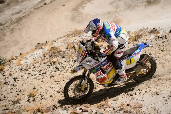 Corsa Dakar in moto attraverso il deserto